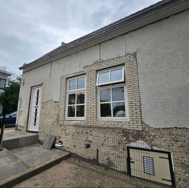 img_1732-high-z8rywg Hoe kunt u beschadigd stucwerk professioneel repareren? Reparatie stucwerk: oorzaken, kosten en beste oplossingen Wanneer is voorstrijk stucwerk noodzakelijk bij renovatie? Stucwerk voorstrijken: waarom het belangrijk is voor een strak resultaat